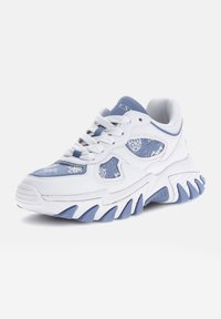 Sneaker bianco con pannello in tessuto a motivo blu, accenti in pelle texturizzata, design con lacci e suola spessa e scanalata.