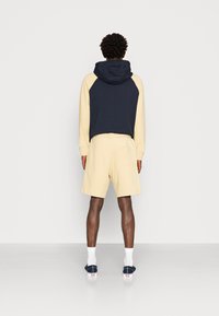 Lyle & Scott Calções - natural green