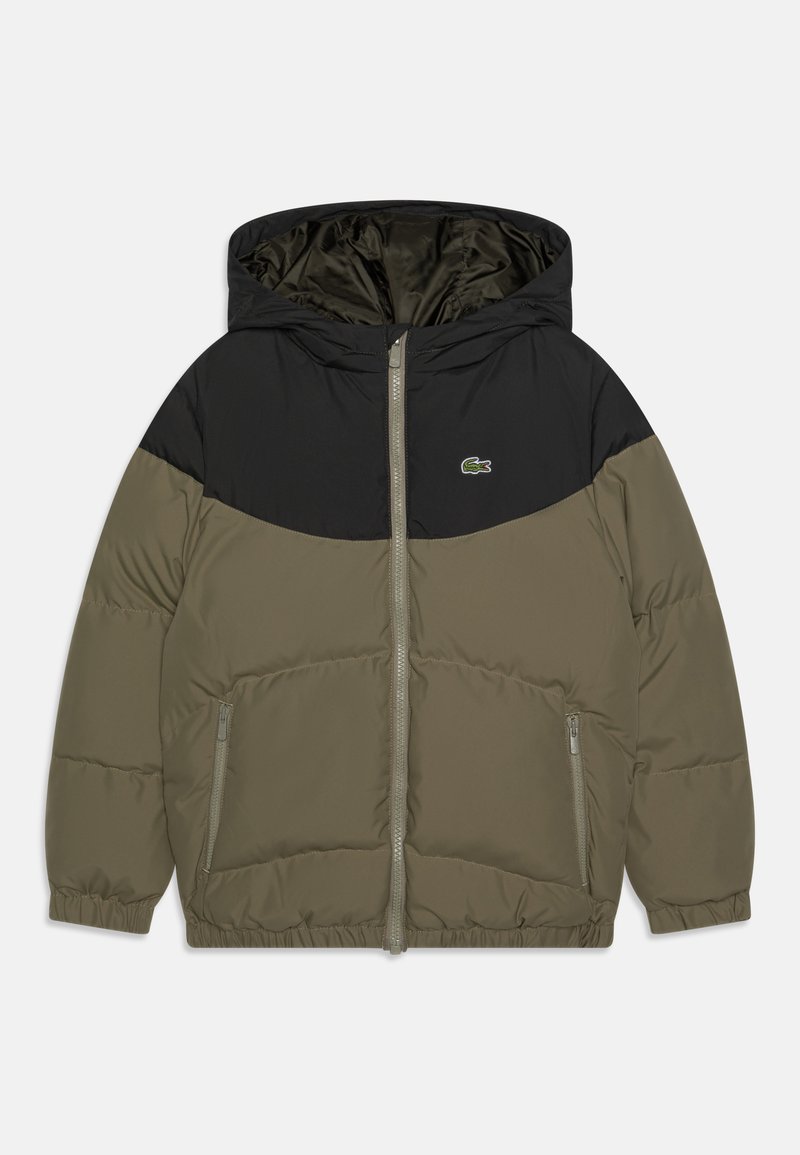 Doudoune vert olive avec une partie supérieure noire, fermeture éclair, deux poches latérales et poignets élastiques. Équipée d'une capuche et d'un logo de marque.