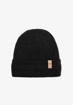 Berretto a maglia nero con texture a coste, dotato di risvolto piegato e una piccola toppa in pelle con una lettera "W" sul lato.