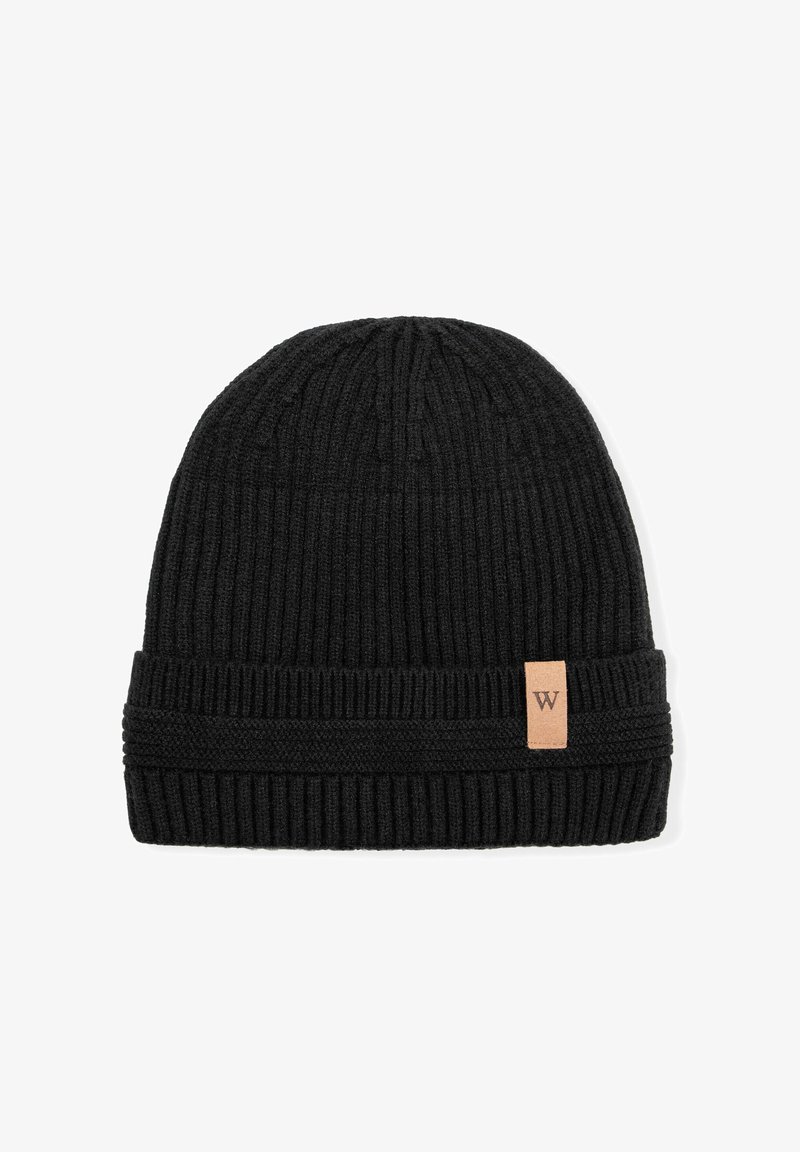 Berretto a maglia nero con texture a coste, dotato di risvolto piegato e una piccola toppa in pelle con una lettera "W" sul lato.