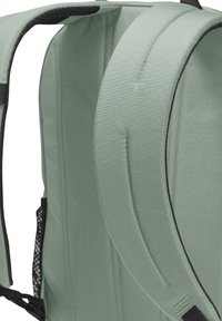 Ανσάδες ροζ σακιδίου σε απαλό πράσινο χρώμα με μαύρα περιθώρια, που διαθέτουν διχτυωτή πλαϊνή τσέπη και ρυθμιζόμενο κούμπωμα.