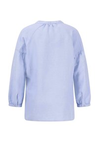 Camicia azzurra a maniche lunghe con colletto arrotondato, dettaglio arricciato sulla schiena e polsini bottonati. Tessuto morbido con vestibilità comoda.