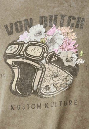 Casque de moto avec des lunettes rempli de fleurs roses et blanches ainsi qu'un papillon, le texte indique "Vom Dutch Kustom Kulture."