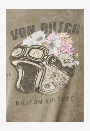 Casque de moto avec des lunettes rempli de fleurs roses et blanches ainsi qu'un papillon, le texte indique "Vom Dutch Kustom Kulture."