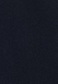 Donkerblauwe stof met een glad, licht gestructureerd oppervlak. Effen kleur zonder zichtbare patronen of accenten. Geschikt voor diverse textieltoepassingen.