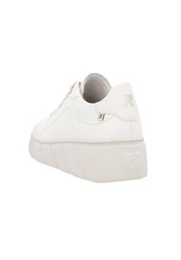 Weißer Sneaker aus glattem Leder, mit erhöhtem Absatz, strukturiertem Gummisohle und dezentem Markenlogo auf der Rückseite. Schnürdesign mit gesteppten Akzenten.