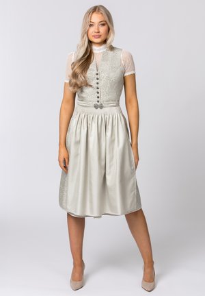 Helles graues Kleid mit einem gemusterten Oberteil, Knopfdetails und einer gerafften Taille. Das Material hat einen subtilen Glanz und wird mit nuden Absätzen kombiniert.