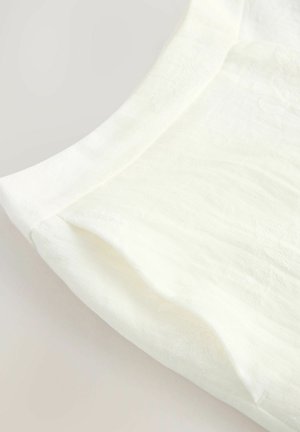 Valge kerge kangas, millel on peen tekstuurne muster. Riidel on ümar kaelus ja õrnalt keeratud servad.