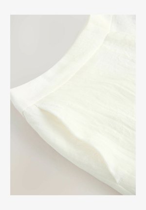 Valge kerge kangas, millel on peen tekstuurne muster. Riidel on ümar kaelus ja õrnalt keeratud servad.