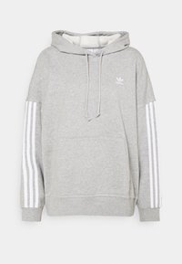Sweatshirt à capuche gris avec des rayures blanches sur les manches, doté d'une poche kangourou et d'une capuche avec cordon. Logo centré sur la poitrine.