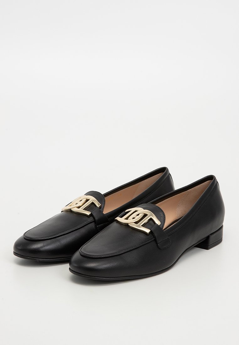 Zwarte leren instappers met een gouden kettingaccent aan de voorkant, voorzien van een lage blokhak en een lichtpuntige neusontwerp.