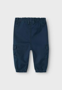 Námorně modré cargo kalhoty s elastickým pasem, staženými kotníky, bočními kapsami a hladkým, odolným materiálem.