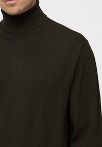 Sötétzöld garbó pulóver bordás kötött anyagból. Hosszú ujjakkal és alakra szabott nyakkal rendelkezik. Simaság jellemzi, klasszikus dizájnjával.