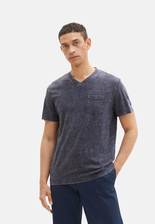 KURZARM MIT V AUSSCHNITT AUSGEWASCHENER OPTIK UND BRUSTTASCHE - T-Shirt basic - dunkelblau