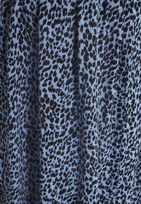Leopardenmusterstoff in Schwarz- und Hellblautönen, mit einer weichen Textur und unterschiedlich großen Flecken, die ein dynamisches Muster erzeugen.
