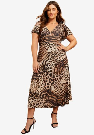 Friends Like These PLUS SIZE FIT V NECK FLUTTER SLEEVE MIDI - �Žerzejové šaty - animal