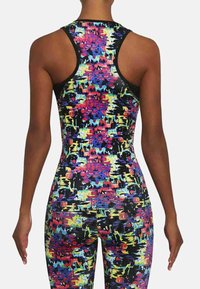 Czarny bodysuit sportowy z plecami typu racerback, o żywym, abstrakcyjnym wzorze z różowymi, niebieskimi i żółtymi pociągnięciami pędzla. Gładki, elastyczny materiał.