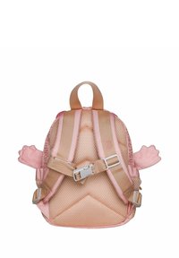 Mochila en material de malla rosa y beige con detalles de peluche. Cuenta con correas ajustables, hebilla y pequeños brazos de peluche en los lados.