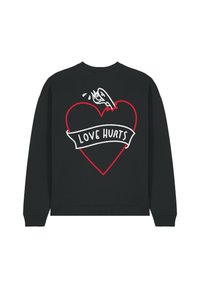 Felpa nera con una grafica di un cuore rosso e un banner bianco con la scritta "LOVE HURTS". Il design include dettagli disegnati a mano e cuciture.