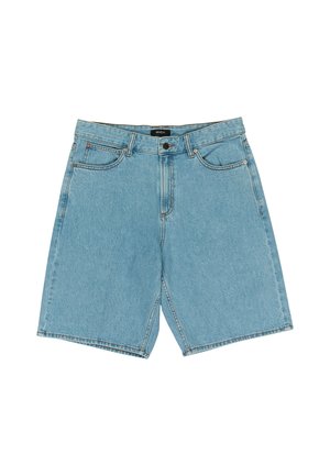 Pantaloncini di jeans blu chiaro con bottone frontale, cerniera, passanti per cintura e cinque tasche, disposti in piano su sfondo bianco.