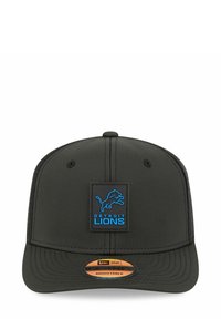 Schwarze Baseballkappe mit einem blauen Logo-Patch der Detroit Lions, verstellbarem Hinterkopf und strukturiertem Oberteil mit gebogenem Schirm.