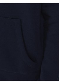 Sudadera azul marino con tela texturizada, que cuenta con un bolsillo frontal y un dobladillo acanalado. El diseño es simple, sin patrones o acentos adicionales.