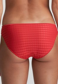 Rode bikini onderkant met een rasterstructuur, met een low-rise snit. Glad fabric met een schone, naadloze rand en gematigde bedekking.