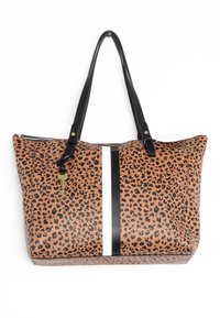 Brun leopardprint tote bag med sorte og hvide lodrette striber, sorte håndtag og et lille gyldent nøglecharms hæftet nær toppen.