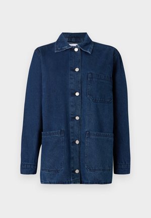 Mørkeblå denimjakke med knappelukking foran, spiss krage og to frontlommer. Har sølvfargede knapper og en avslappet passform.