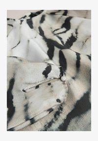 Sélectionné, white black zebra print