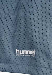 Ljusblått nätmaterial med små perforeringar, med en vit "hummel PERFORMANCE"-logotyp i botten.