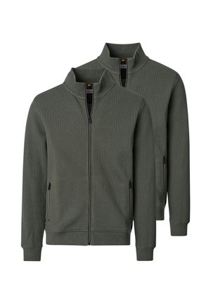 To skovgrønne fleecetrøjer med fuld lynlås, opretstående kraver og lynlåslommer i siderne, vist på en hvid baggrund.