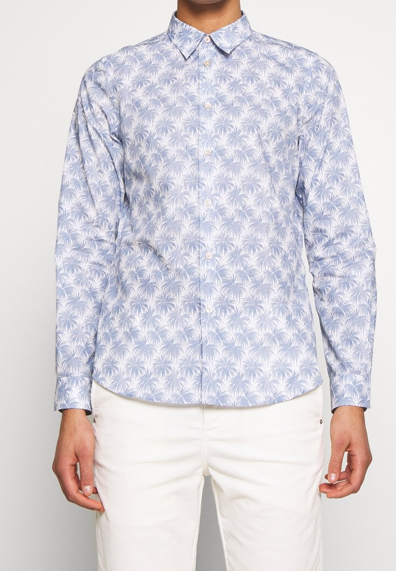 Chemise bleu clair à manches longues avec motif de palmiers blancs, col boutonné et ourlet droit. Tissu en coton, léger éclat, coupe ajustée.