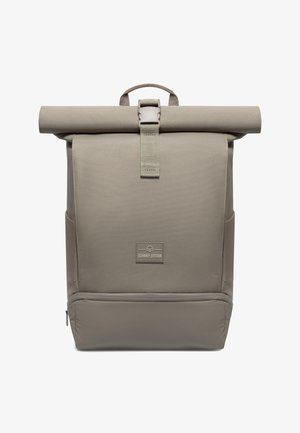 Rucksack mit Rollverschluss in hellem Taupe, aus glattem, strapazierfähigem Stoff, mit einem vorderen Schnallenverschluss und einem Logopatch am unteren Teil. Zwei Seitentaschen.