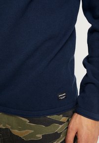 Jack & Jones JJEHILL CREW NECK  - Camisola - ensign blue/navy blazer