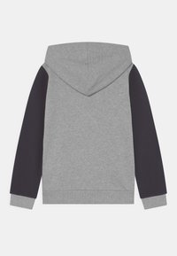 Sudadera con capucha de cuerpo gris y mangas azul marino oscuro. Hecha de una tela suave, con puños acanalados y una capucha detallada.