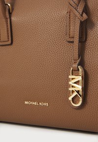 MICHAEL Michael Kors ASHTON ZIP SATCHEL - Handbag - dark caramel