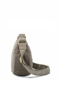 Bolso de hombro de pana en beige con una superficie texturizada, base plana, correa ajustable y acentos en tono dorado.