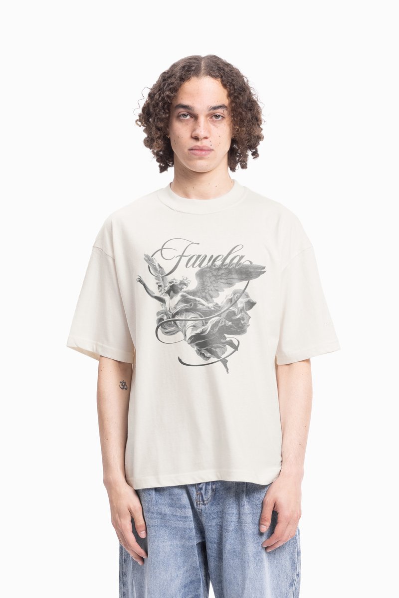 Crème, oversized katoenen T-shirt met een grijze grafische afbeelding van een engel en het woord "Favela" gecentreerd op de voorkant.