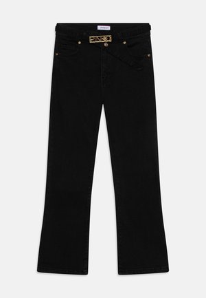 Jean noir évasé avec poches avant et ceinture noire avec une boucle dorée portant le nom de la marque "PINKO."
