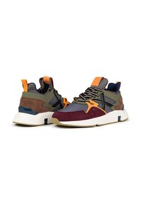 Zapatillas multicolor que combinan malla, ante y materiales sintéticos. Diseñadas con una suela de goma, acentos texturizados y detalles en capas.
