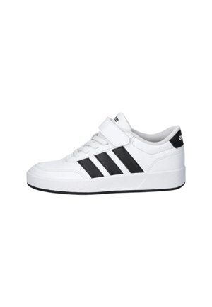 Sneaker bianco con strisce nere, dotato di un cinturino in velcro e suola in gomma. Esterno liscio con punta rinforzata e collo imbottito.