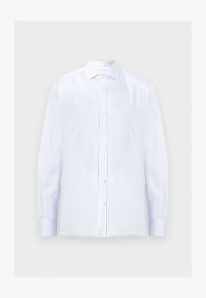 Košeľa s dlhým rukávom so svetlomodrými a bielymi vertikálnymi pruhmi, zapínanie na gombíky vpredu a golier, vyložená na svetlom pozadí.