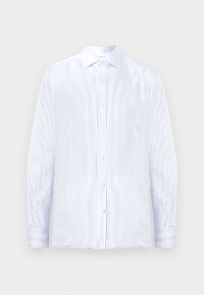 Πουκάμισο με μακρύ μανίκι σε κατακόρυφες ρίγες ανοιχτού μπλε και λευκού, με κουμπωτή μπροστινή πλευρά και γιακά, απλωμένο επίπεδα σε ανοιχτό φόντο.