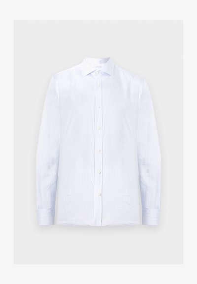Πουκάμισο με μακρύ μανίκι σε κατακόρυφες ρίγες ανοιχτού μπλε και λευκού, με κουμπωτή μπροστινή πλευρά και γιακά, απλωμένο επίπεδα σε ανοιχτό φόντο.
