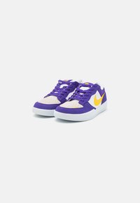 Nike SB FORCE 58 UNISEX - Treniņu apavi - court purple/amarillo/white