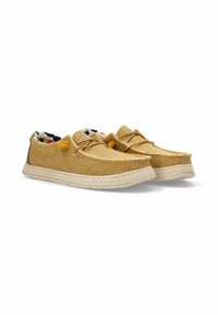 Zapatos de lona amarillos tejidos con suela de cuerda beige, que presentan una parte superior texturizada, cordones y un forro interior con patrón.