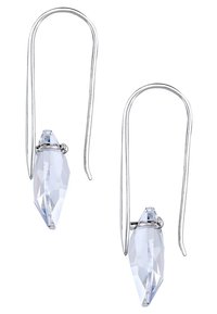 Silverfärgade örhängen med förlängda trådhakar och klara, fasetterade droppformade kristaller. Lätta med en slät yta och subtil lyster.