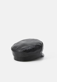 Mustast nahkberet stiilis müts, ovaalse kujuga, siledast tekstuurist, õmmeldud riba ja väikese külgpatch detailiga.